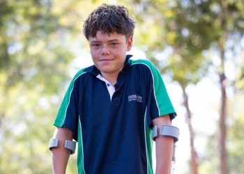 Niño de 13 años nada durante horas para salvar a su familia en el mar