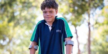 Niño de 13 años nada durante horas para salvar a su familia en el mar