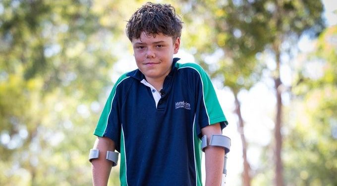 Niño de 13 años nada durante horas para salvar a su familia en el mar