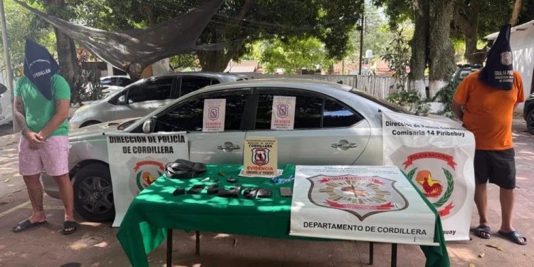 Un policía y civil con arresto domiciliario vigente, caen con vehículo robado