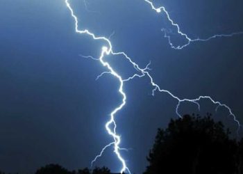 Un hombre estaba pescando y le cayó un rayo