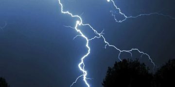 Un hombre estaba pescando y le cayó un rayo