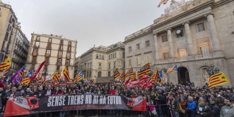Unas 3.000 personas se manifiestan en Barcelona por un servicio de Rodalies digno