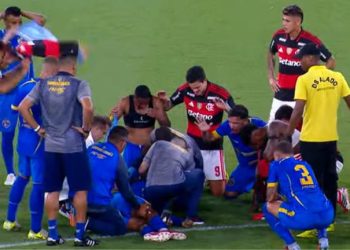 Futbolista se desploma y convulsiona en pleno partido: salió en ambulancia