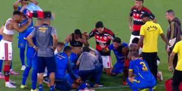 Futbolista se desploma y convulsiona en pleno partido: salió en ambulancia