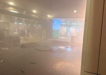 Irán lanzó ataques con drones contra aeropuertos de Abu Dabi y Dubái; al menos un muerto y 11 heridos