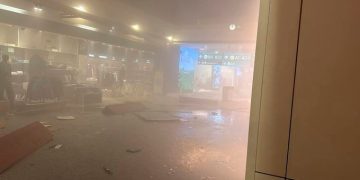 Irán lanzó ataques con drones contra aeropuertos de Abu Dabi y Dubái; al menos un muerto y 11 heridos