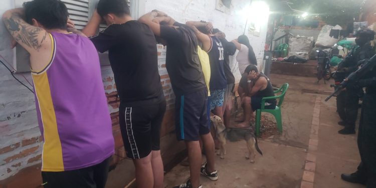 Incautan armas y drogas tras allanamientos simultáneos en Ñemby