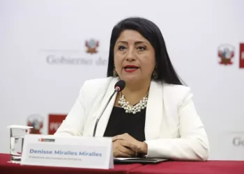 Renuncia la premier peruana a 26 días de las elecciones generales