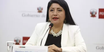 Renuncia la premier peruana a 26 días de las elecciones generales