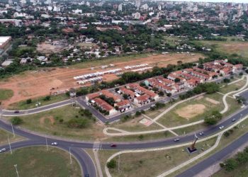 Movilización de beneficiarios de viviendas sociales en la Costanera reclamando cumplimiento