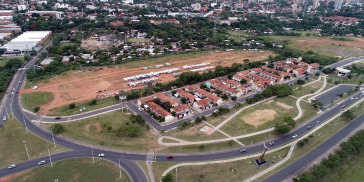 Movilización de beneficiarios de viviendas sociales en la Costanera reclamando cumplimiento