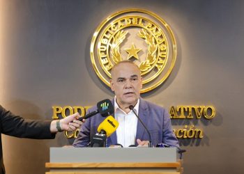 Titular del Congreso plantea eliminar bonificaciones para altos cargos del Estado