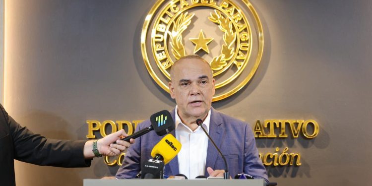 Titular del Congreso plantea eliminar bonificaciones para altos cargos del Estado