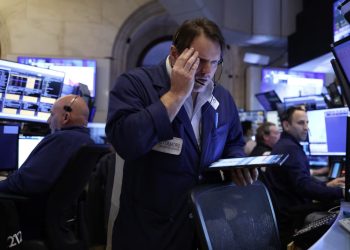 Bolsas asiáticas caen y futuros de EE.UU bajan con petróleo sobre USD 100 el barril