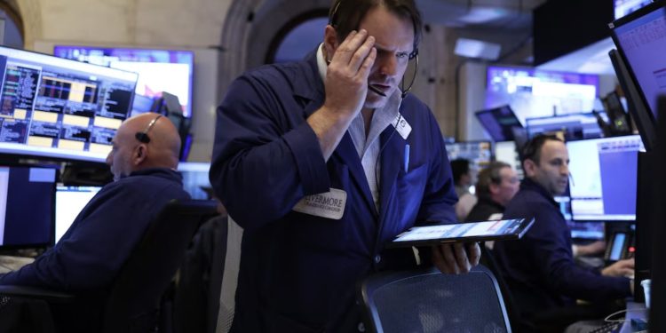 Bolsas asiáticas caen y futuros de EE.UU bajan con petróleo sobre USD 100 el barril