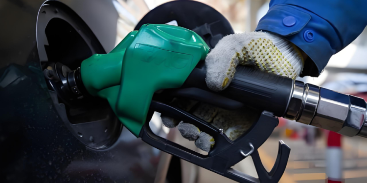 China fija precios máximos al combustible por conflicto en Medio Oriente