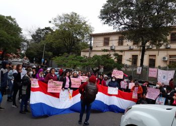 Pacientes con cáncer de mama reclamarán sus medicamentos mañana frente el Ministerio de Salud