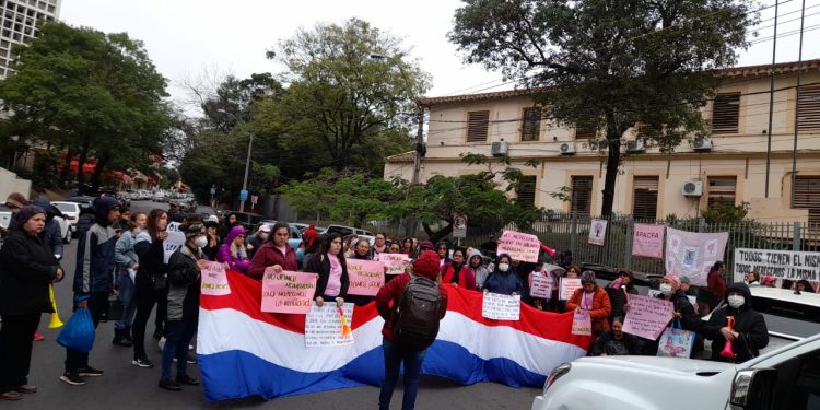 Pacientes con cáncer de mama reclamarán sus medicamentos mañana frente el Ministerio de Salud