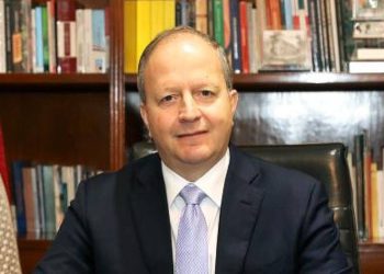 El Ministro Valdovinos aseguró que no renunciará a ser titular de Economía