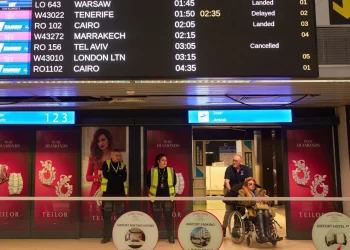 Viajeros varados en todo el mundo debido a suspensión de vuelos por la guerra con Irán