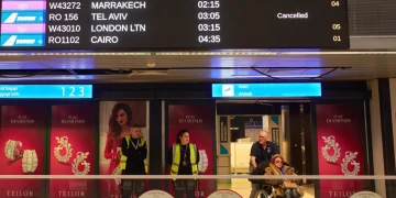 Viajeros varados en todo el mundo debido a suspensión de vuelos por la guerra con Irán