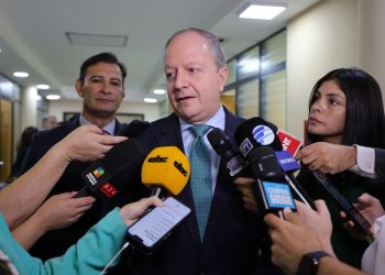 Ministro responde a diputados: «no estamos para recibir flores»