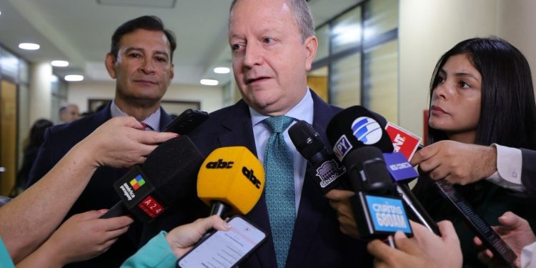 Ministro responde a diputados: «no estamos para recibir flores»