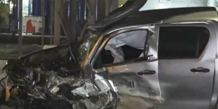 Dos camionetas chocaron de frente; hay una persona herida