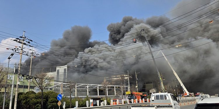 Incendio en fábrica de Corea del Sur deja decenas de heridos y varios desaparecidos