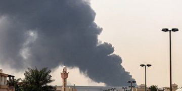 Explosiones sobre Dubái y cierre del espacio aéreo tras lanzamiento de misiles iraníes