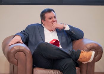 Hay ministros que deben irse por lentitud en resultados, dice gobernador  