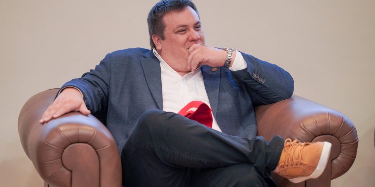 Hay ministros que deben irse por lentitud en resultados, dice gobernador