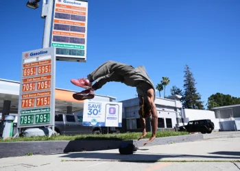 La guerra con Irán dispara precios de la gasolina en EEUU