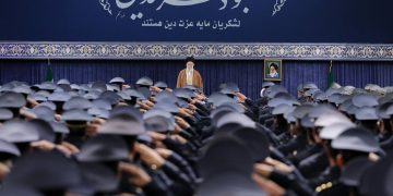 Irán niega pacto con EE.UU y amenaza con sostener altos los precios del petróleo