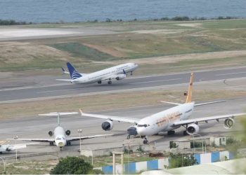 Miles de viajeros varados en aeropuertos de Medio Oriente