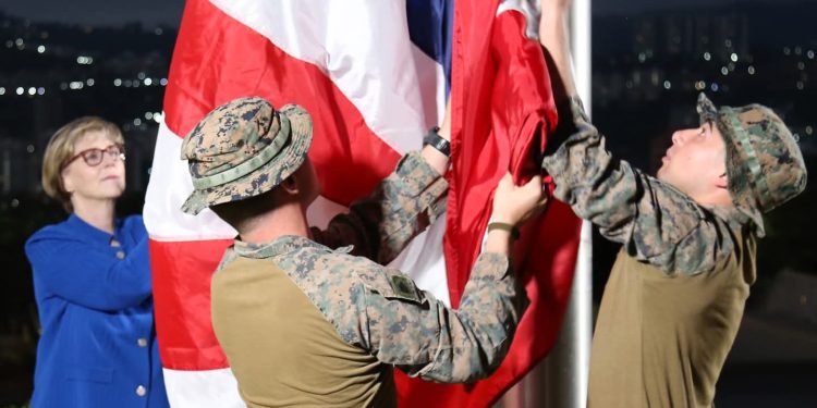 Embajada de EE.UU en Venezuela iza su bandera tras siete años