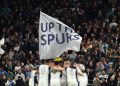 Tottenham sanciona a tres aficionados por hacer el saludo nazi en un partido de la Champions League en Alemania