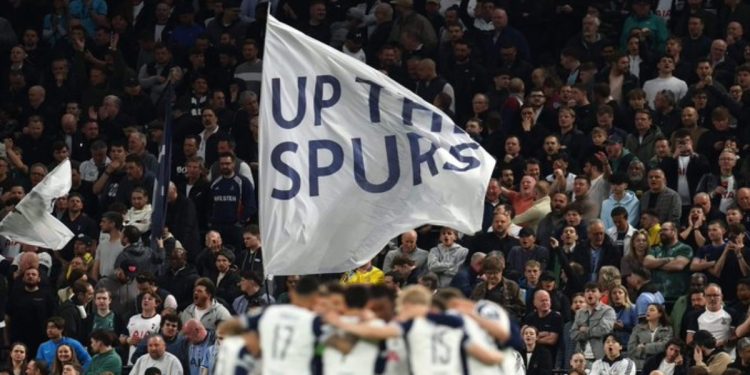 Tottenham sanciona a tres aficionados por hacer el saludo nazi en un partido de la Champions League en Alemania