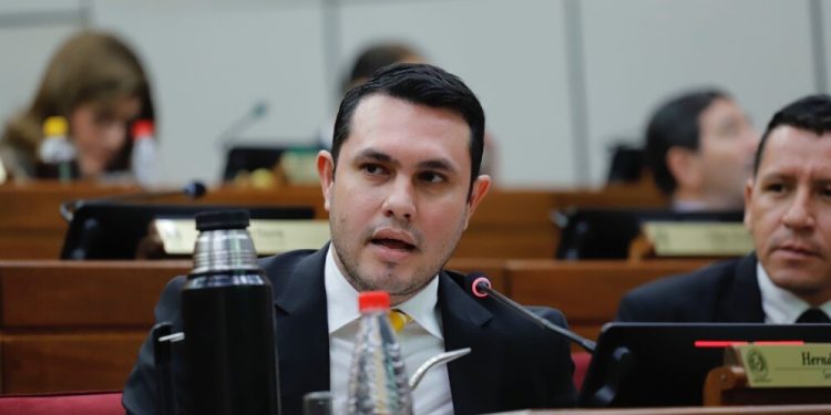 Hernán Rivas es sobreseído definitivamente por prescripción de caso por falso título