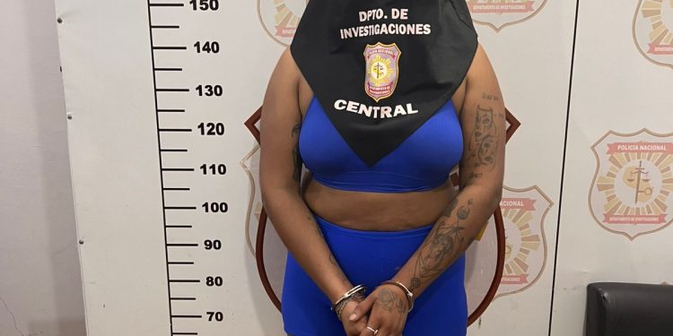 Joven es detenida por muerte de un hombre y ella afirma que se defendió