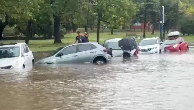 Intensas lluvias provocan inundaciones en Montevideo