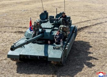Kim Jong-un y su hija probando un nuevo tanque del Ejército norcoreano
