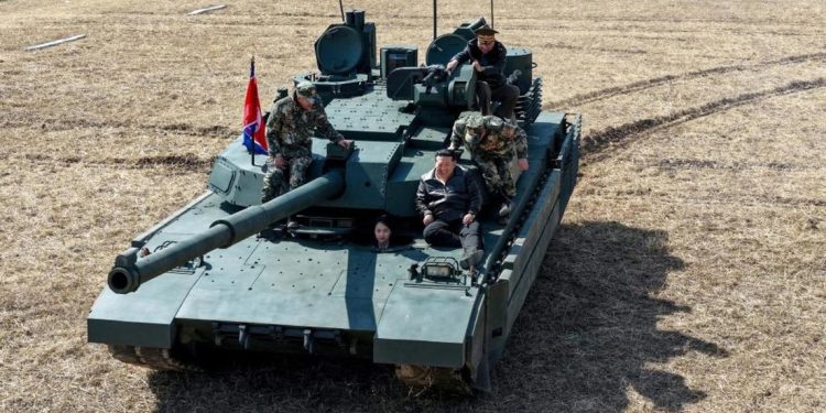 Kim Jong-un y su hija probando un nuevo tanque del Ejército norcoreano