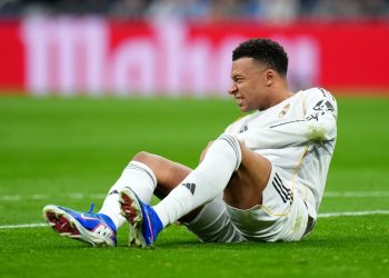 Descontento con el Real Madrid, Mbappé viaja a Francia para tratarse un problema de rodilla