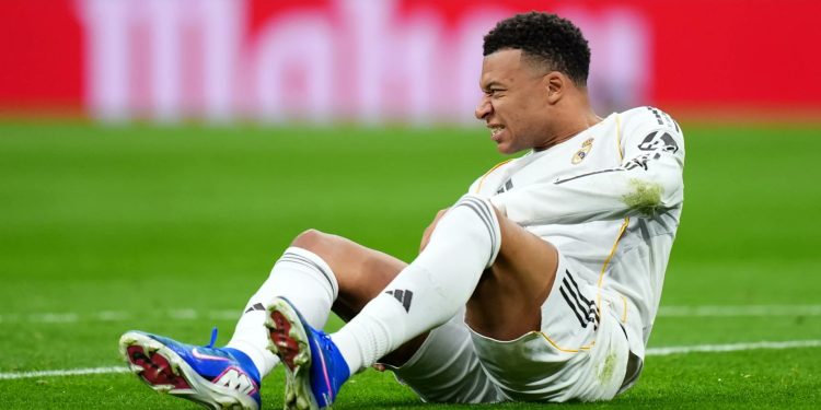Descontento con el Real Madrid, Mbappé viaja a Francia para tratarse un problema de rodilla