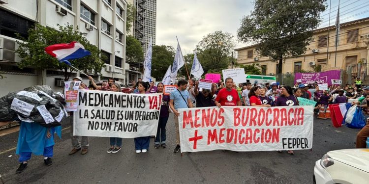 Pacientes con enfermedades catastróficas exigen medicamentos y pago de deudas