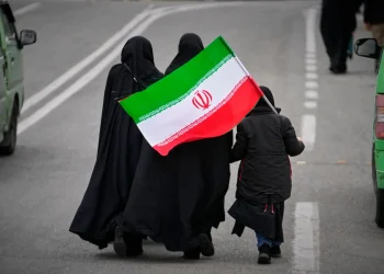 Irán lanza amenaza global a sitios turísticos mientras EEUU despliega fuerzas en Oriente Medio