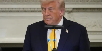 La Casa Blanca publica guía sobre inteligencia artificial, pide no imponer demasiadas regulaciones