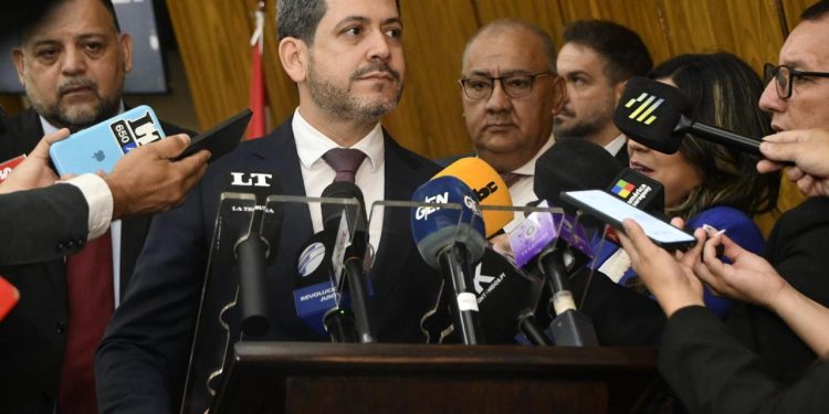 Latorre no está satisfecho con la atención en salud y pide «cambios»